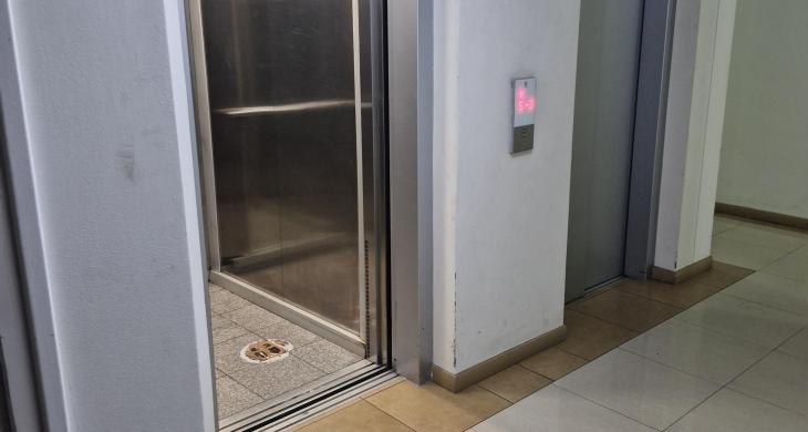 Acceso ascensores piso 5