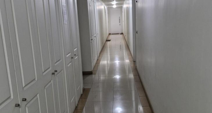 Pasillo y puerta de servicios y medidores piso 5
