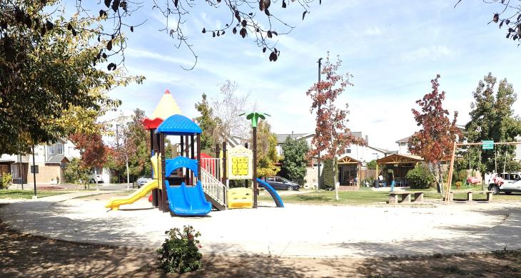 Juegos infantiles dentro del recinto.