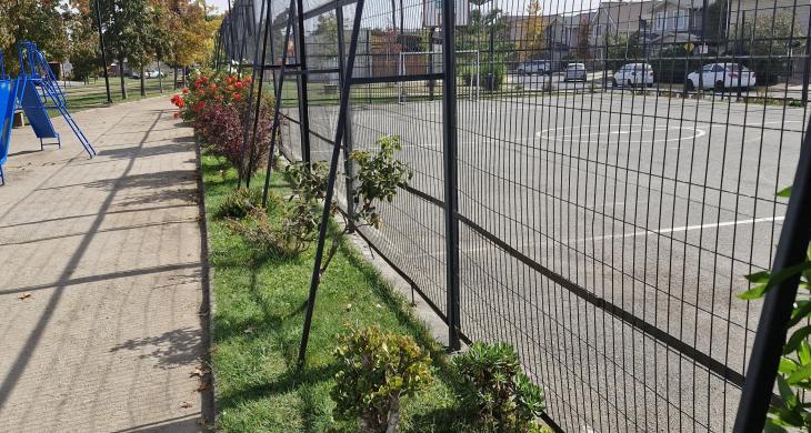 Cancha básquetbol y baby fútbol dentro del recinto.