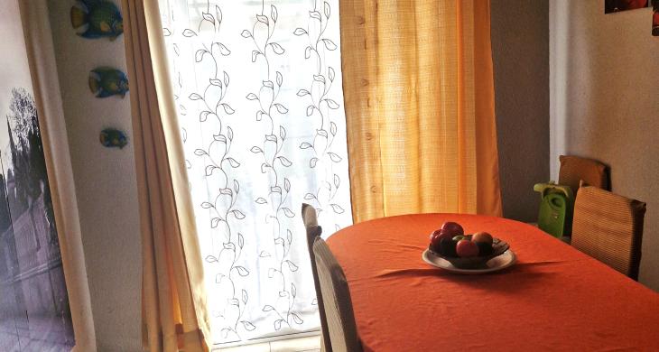 Comedor con mucha luz natural.
