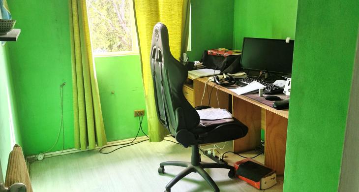 Un dormitorio adaptado como oficina piso 2.
