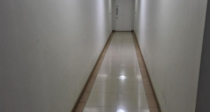 Pasillo de acceso al departamento en piso 5