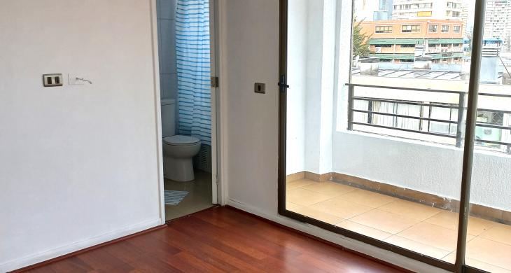 Dormitorio matrimonial y acceso a baño