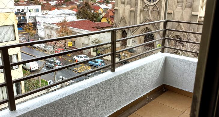 Balcón con vista panorámica, se aprecia la calle Manuel Montt  y la Parroquia Jesús Nazareno