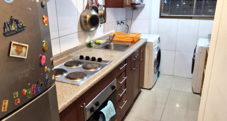 Cocina amoblada vista dos