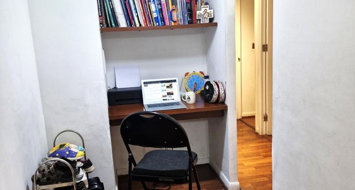 Rincón de estudio y/o trabajo con escritorio empotrado más repisas
