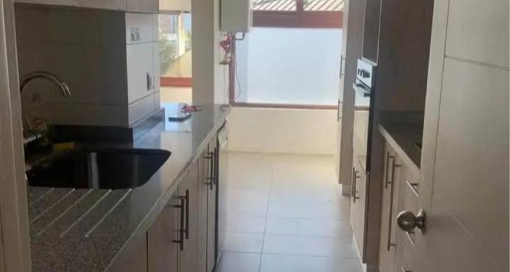Cocina equipada y con comedor diario 