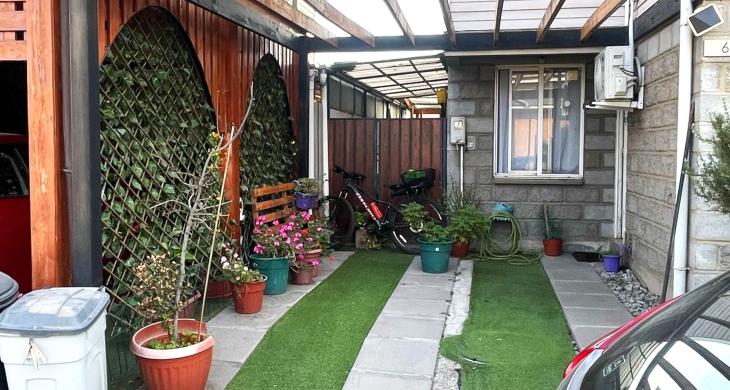 Cobertizo a un costado de la vivienda.