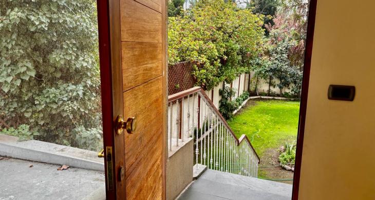 Acceso a escalera desde segundo piso a jardín