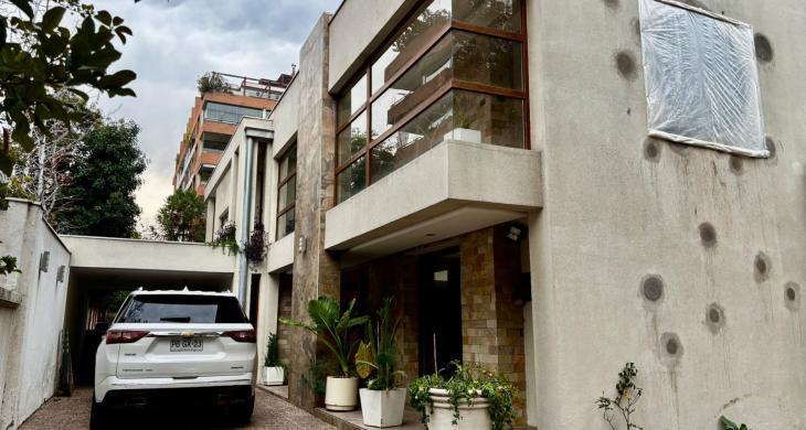Fachada, estacionamiento