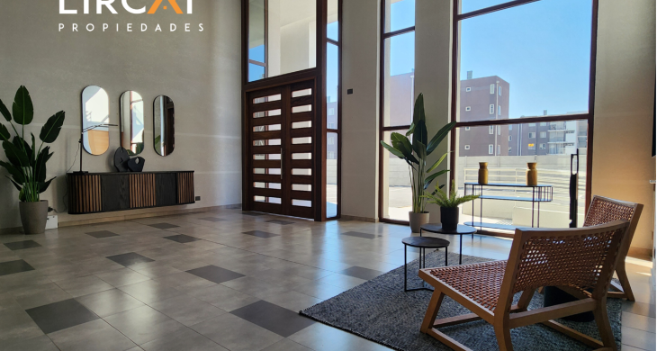 cómoda sala de estar en edificio para recibir tus visitas