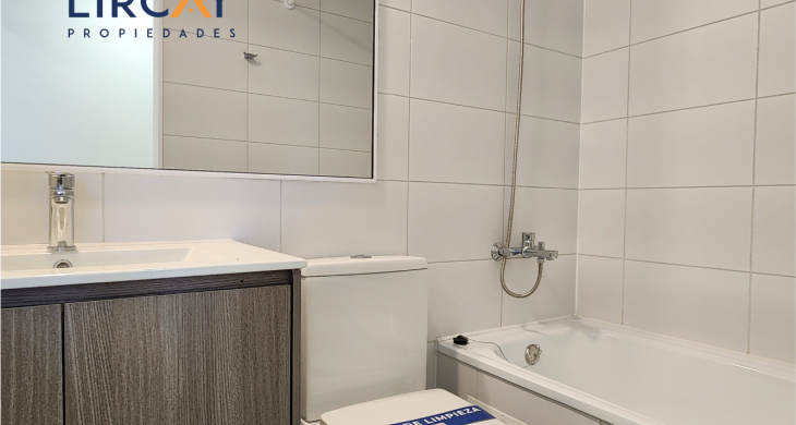 baño con cerámica en piso y paredes