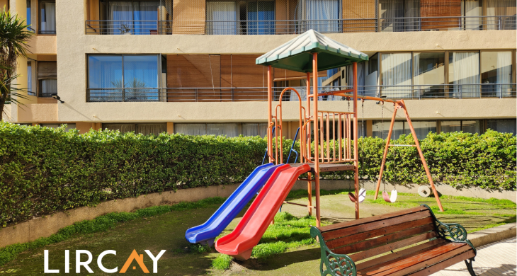 patio interior con juego para niños