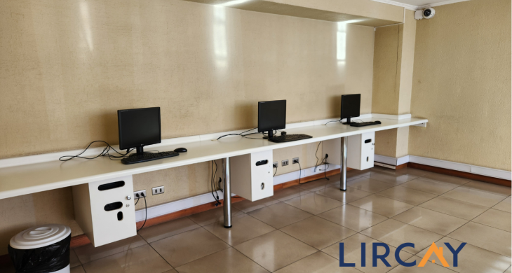 sala de computación para sus residentes