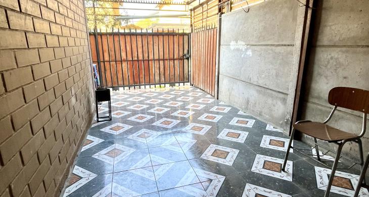 patio lateral muy amplio. Cuenta con un departamento interior independiente, con su propio baño. Ideal para arrendarlo y tener un ingreso extra. (Actualmente se arrienda en $250.000)