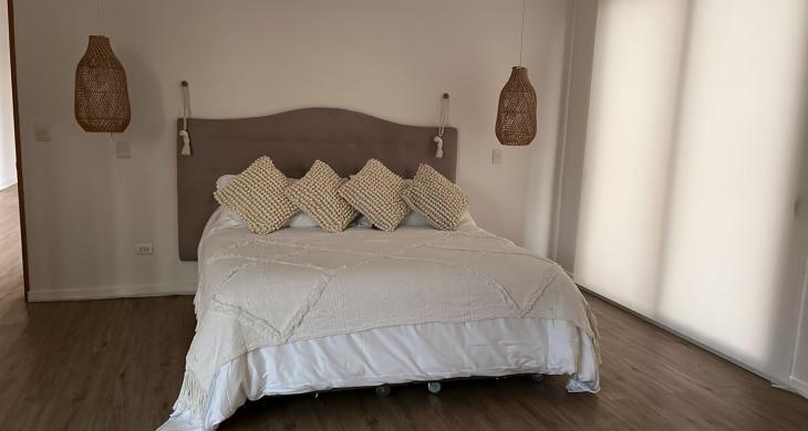 dormitorio matrimonial con amplios espacios, walk in closet, baño en suite