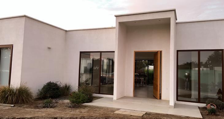 Entrada principal amplia casa de tres dormitorios y tres baños