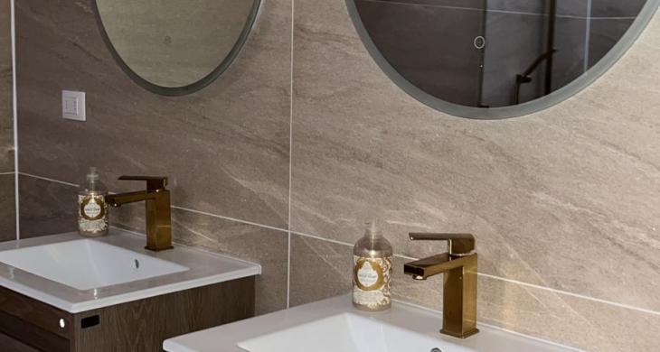 los dos dormitorios comparten un baño con dos lavamanos y ducha