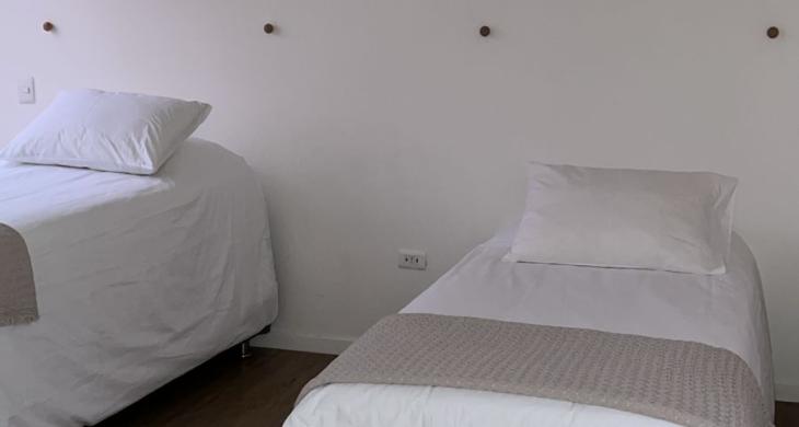 tercer dormitorio también con dos camas y clóset