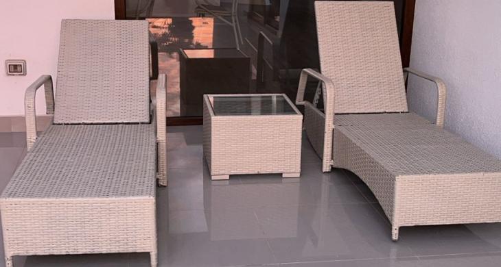 cómodo quincho y terraza con reposeras