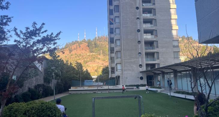 cancha de futbol y mucho espacio de áreas comunes, ideal para compartir en familia