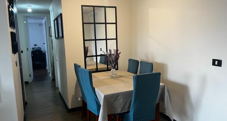 Buen espacio para comedor. Incluye espejos en pared.