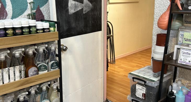 Puerta de acceso al local que lo hace ideal para activdades de peluqueria, barberia o bodega