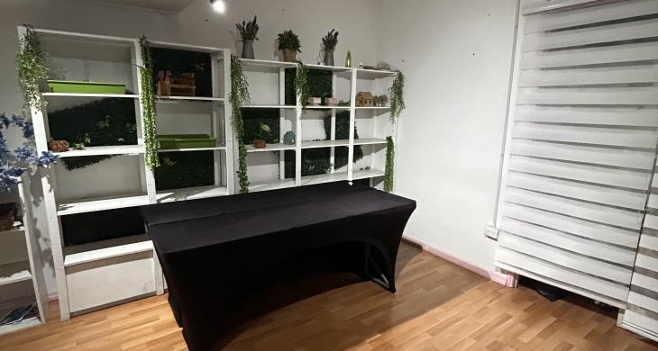otra vista del interior donde se aprecia el piso flotante y el color blanco de sus paredes