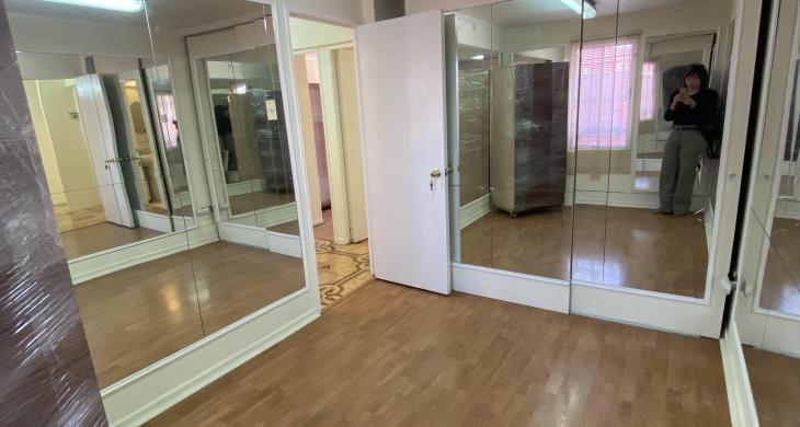 Dormitorio con espejos 