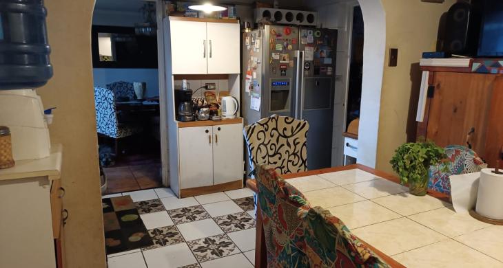 Cocina con conexión a comedor 