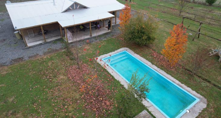 Parcela con casa y piscina