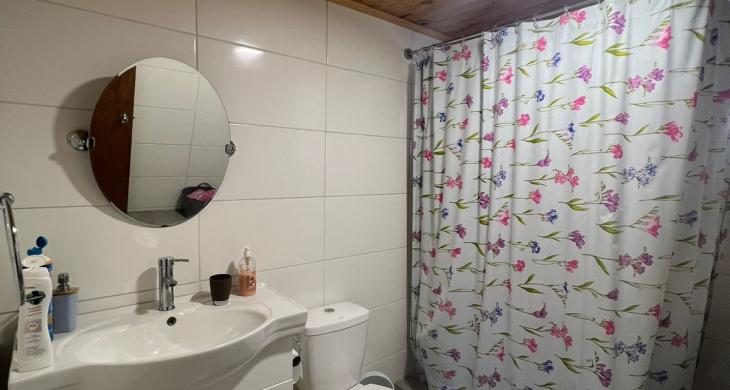 dos baños, con cerámicas en pisos y paredes