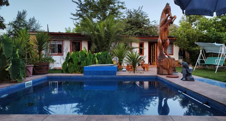 HERMOSA PISCINA EN PATIO TRASERO