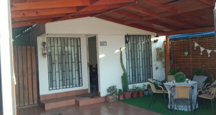 Antejardín y estacionamiento