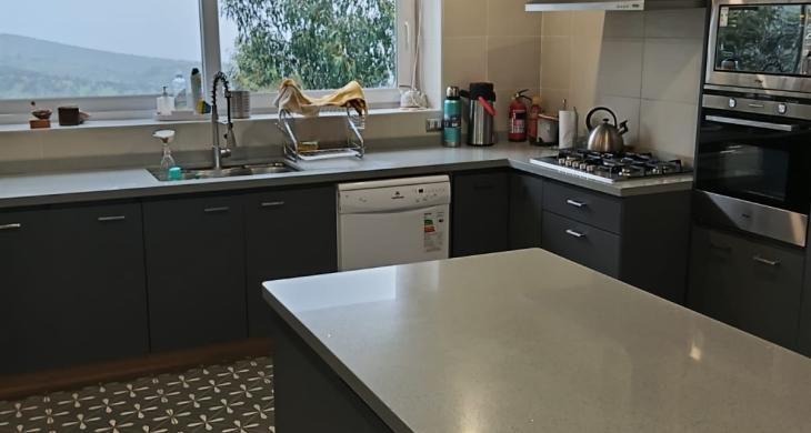 Amplia cocina, equipada y amoblada