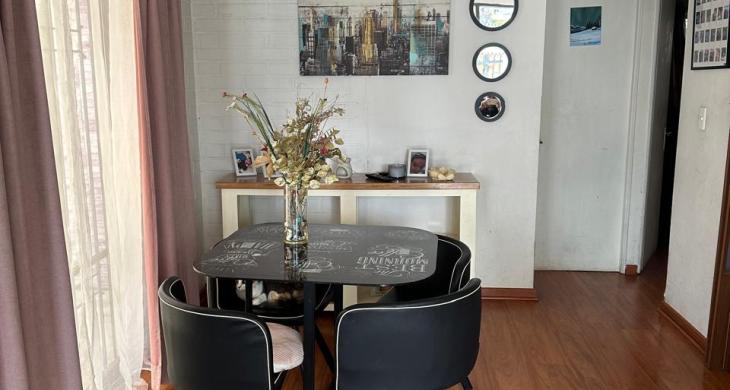 Comedor mostrando conectividad interior con 2 dormitorios, la cocina y un baño