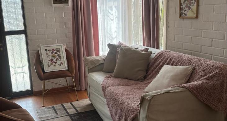 Linving espacioso que resalta el ingreso de luz natural por 2 vías