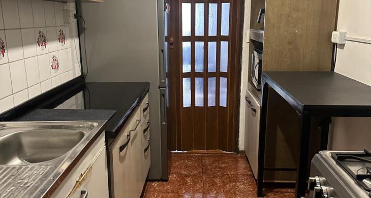 Cocina con vista hacia el interior de la propiedad, acceso al comedor