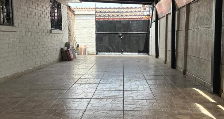 Acceso para automóviles muy reservado, protegido y cubierto