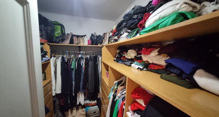Walking closet principal.