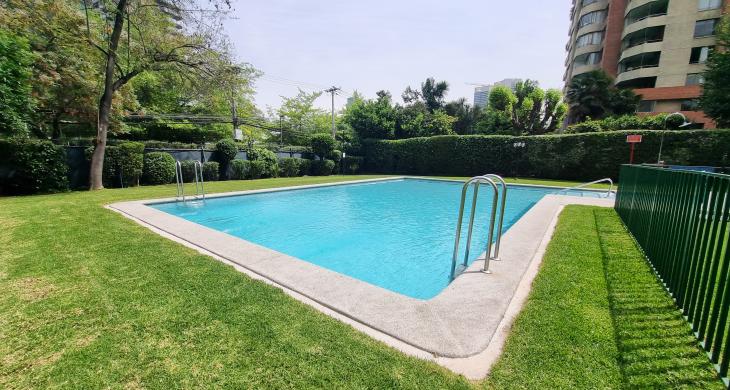 Piscina del edificio con grandes areas verdes...