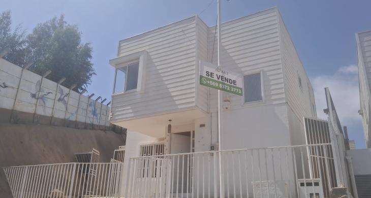 Fachada de la casa mediterránea blanca de dos pisos