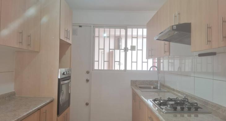 vista de la cocina con salida a la logia y patio de servicio