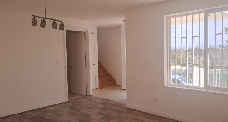 living comedor desde otra vista a la entrada de la cocina y escala al segundo piso