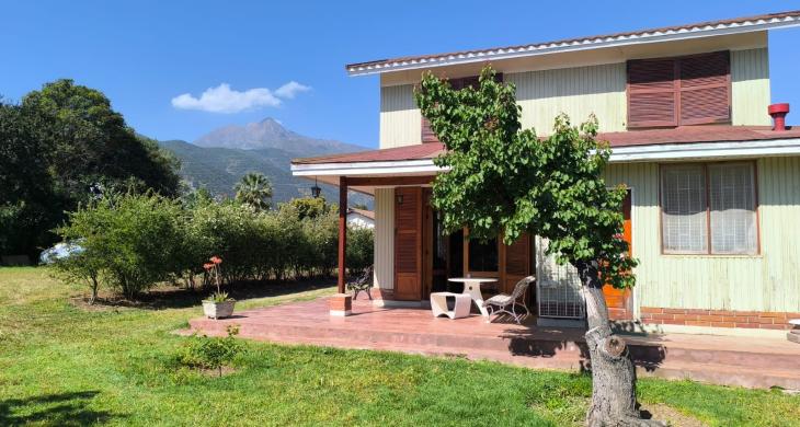 Vista posterior de la casa. Amplio patio con pasto, piscina y asadera