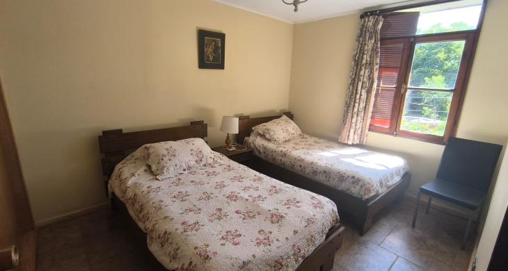 dormitorio 3 con 2 camas y closet