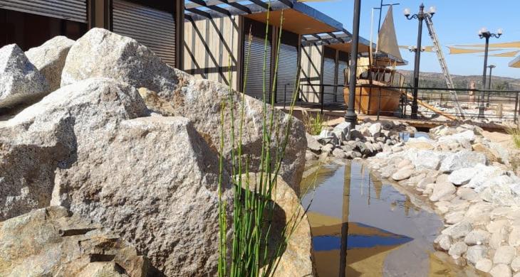 Laguna al centro del paseo