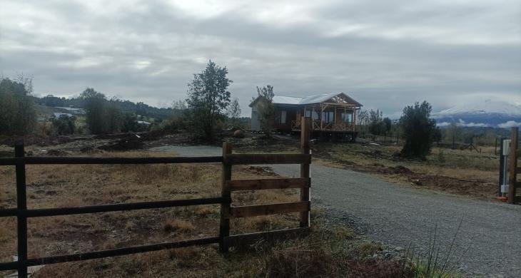 Se vende casa de 54 mts2 construidos y 5.000 mts2 de terreno. La casa consta de 2 dormitorios, dos baños, cocina, living comedor, terraza techada, bodega de 6 mts2, Luz y agua potable, portón de acceso eléctrico, cada parcelero tiene su control remoto, todo el perímetro se encuentra cercado.