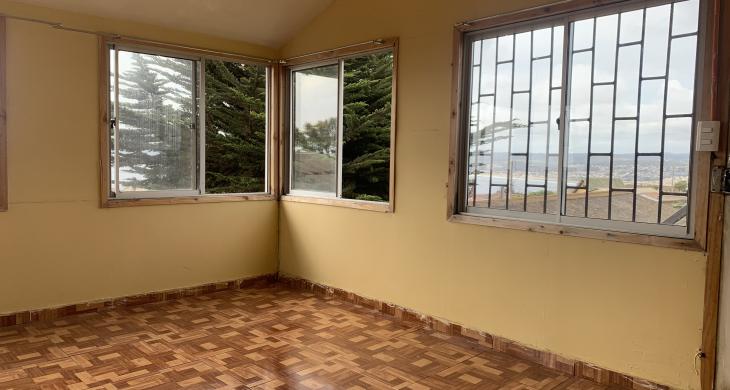  “Ambiente luminoso en el segundo piso, con amplios ventanales y vista parcial al sector costero de Playa Chica, ideal para adaptarlo como dormitorio o sala con proyección.”